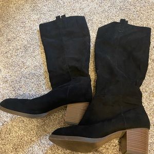 Black heeled western boots